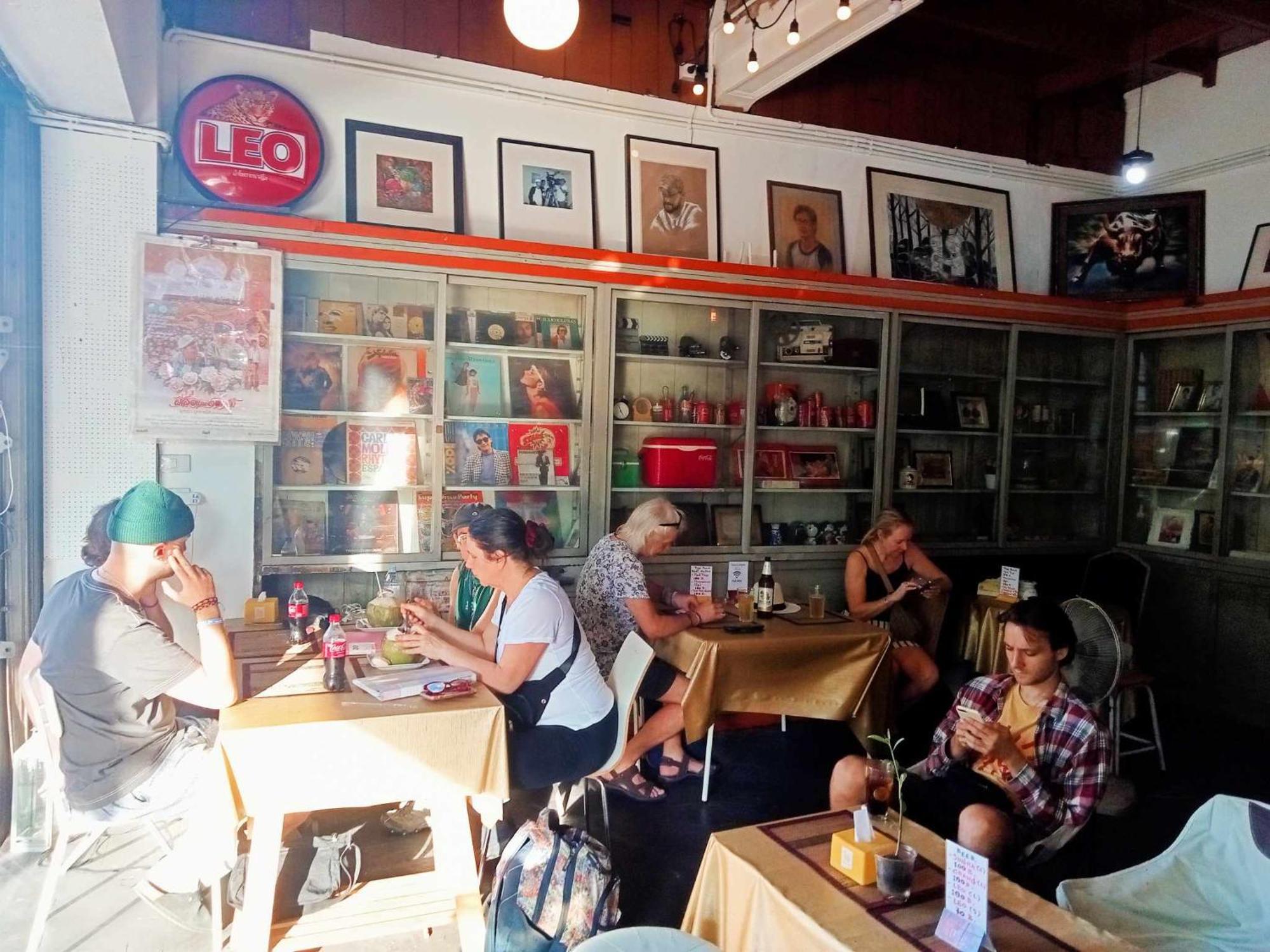 Bang Lumphu House&Bistro Lägenhet Bangkok Exteriör bild
